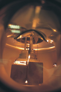 Intérieur de la chambre d'évaporation de métaux sous vide - © CNRS Photothèque / MEDARD Laurence